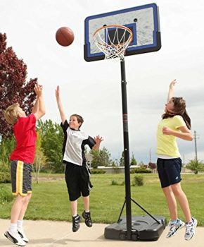 3 kids playing basketball